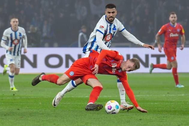 Soccer 2 Bundesliga, Hertha BSC Holstein Kiel 01 03 2024, xdanx, Soccer 2 Bundesliga, Hertha BSC Holstein Kiel, v l Joshua Mees Holstein Kiel 27 ,Aymen Barkok Hertha BSC 18 ,Zweikampf, Duell, Kampf, tackle DFL DFB REGULATIONS PROHIBIT ANY USE OF PHOTOGRAPHS as IMAGE SEQUENCES and or QUASI VIDEO Foto Daniel Lakomski Mix1 Berlin Olympiastadion Berlin Berlin Germany EN Copyright: xDanielxLakomskix