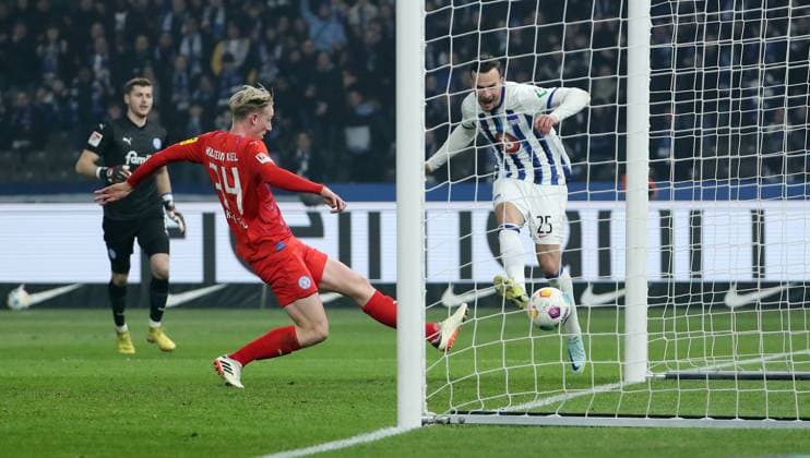 Haris Tabakovic scores the goal for 1 0, Colin Kleine Bekel duel Match scene Action Sport Football Soccer DFL 2 Bundesliga Men 24 Matchday Season 2023 2024 01 03 2024 Hertha BSC Berlin vs Holstein Kiel DFL regulations prohibit any use of photographs as image sequences and or quasi video