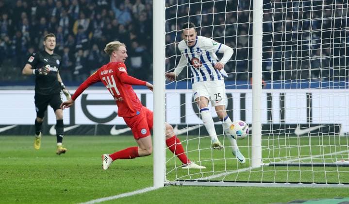 Haris Tabakovic scores the goal for 1 0, Colin Kleine Bekel duel Match scene Action Sport Football Soccer DFL 2 Bundesliga Men 24 Matchday Season 2023 2024 01 03 2024 Hertha BSC Berlin vs Holstein Kiel DFL regulations prohibit any use of photographs as image sequences and or quasi video