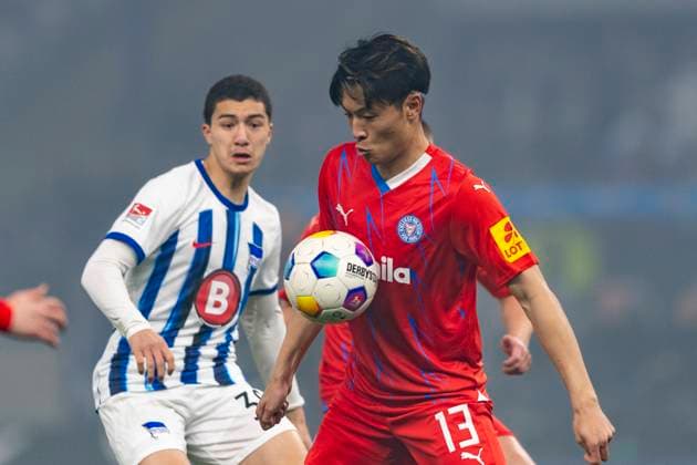 Receiving the ball from Shuto Machino Holstein Kiel, 13 and behind him Ibrahim Maza Hertha BSC Berlin, 30 Copyright: xKirchner-Media THx