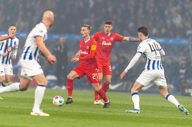 Joshua Mees Holstein Kiel, 27 runs in front of Linus Gechter Hertha BSC Berlin, 44 across and seeks the gap Football 2 Bundesliga, Season 2023 2024, 24 Matchday, Hertha BSC Holstein Kiel on 01 03 2024 at the Olympiastadion in Berlin Important notice According to the regulations of the DFL German Football League or the DFB German Football Association it is prohibited, to utilize or have utilized photographs taken in the stadium and or of the match in the form of sequential images and or video-like photo series Foto Kirchner Media TH Copyright: xKirchner-Media THx