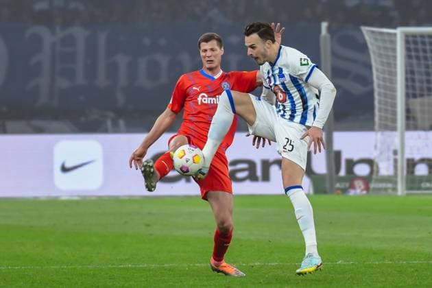 Soccer 2 Bundesliga, Hertha BSC Holstein Kiel 01 03 2024, xdanx, Soccer 2 Bundesliga, Hertha BSC Holstein Kiel, v l Patrick Erras Holstein Kiel 4 ,Haris Tabakovic Hertha BSC 25 ,Zweikampf, Duell, Kampf, tackle DFL DFB REGULATIONS PROHIBIT ANY USE OF PHOTOGRAPHS as IMAGE SEQUENCES and or QUASI VIDEO Foto Daniel Lakomski Mix1 Berlin Olympiastadion Berlin Berlin Germany EN Copyright: xDanielxLakomskix