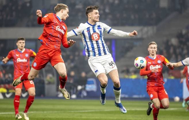 Berlin, 01 03 2024, Soccer, 2 Bundesliga, Matchday 24, Hertha BSC Holstein Kiel, Olympiastadion Kiels Finn Porath fights against Berlins Linus Gechter r for the ball DFL regulations and DFB regulations prohibit any use of photographs as image sequences and or quasi video, Foto Andreas Gora Hertha BSC Holstein Kiel