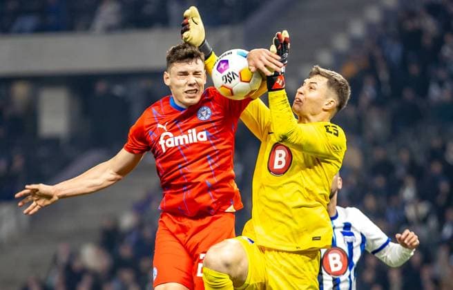 Berlin, 01 03 2024, Soccer, 2 Bundesliga, Matchday 24, Hertha BSC Holstein Kiel, Olympiastadion Berlins goalkeeper Tjark Ernst r jumps to the ball against Kiels Nicolai Remberg DFL regulations and DFB regulations prohibit any use of photographs as image sequences and or quasi video, Foto Andreas Gora Hertha BSC Holstein Kiel