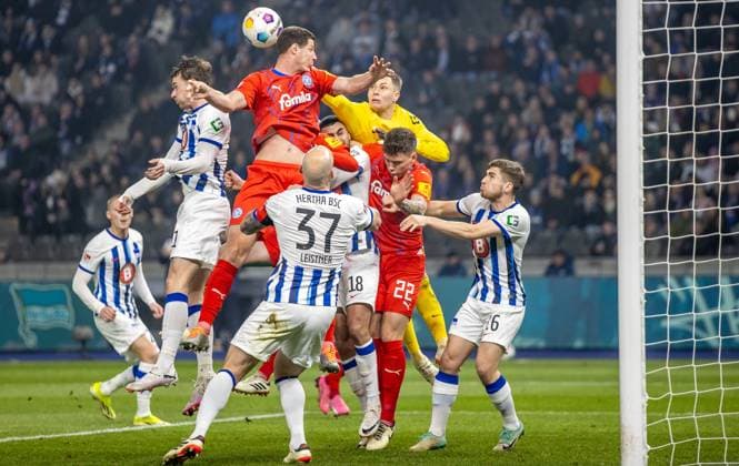Berlin, 01 03 2024, Soccer, 2 Bundesliga, Matchday 24, Hertha BSC Holstein Kiel, Olympiastadion Berlins goalkeeper Tjark Ernst goes to the ball after a corner kick DFL regulations and DFB regulations prohibit any use of photographs as image sequences and or quasi video, Foto Andreas Gora Hertha BSC Holstein Kiel