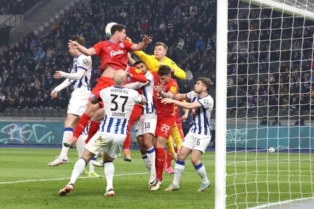 DEU, DFL, 2 FBL, Hertha BSC vs Holstein Kiel, 01 03 2024, Berliner Olympiastadion, Berlin, DEU, DFL, 2 FBL, Hertha BSC vs Holstein Kiel, in the picture Tjark Ernst Hertha BSC Berlin 12 , Patrick Erras Holstein Kiel 4 DFL regulations prohibit any use of Photographs as image sequences and or quasi video Foto Juergen Engler nordphoto GmbH nordphotoxGmbHx xEngler nph00076