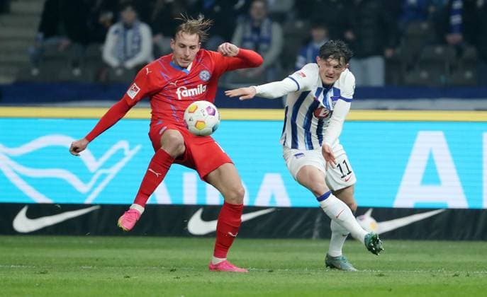 Timo Becker, Fabian Reese duel match scene Action Sport Football Soccer DFL 2 Bundesliga Men 24 Matchday Season 2023 2024 01 03 2024 Hertha BSC Berlin vs Holstein Kiel DFL regulations prohibit any use of photographs as image sequences and or quasi video