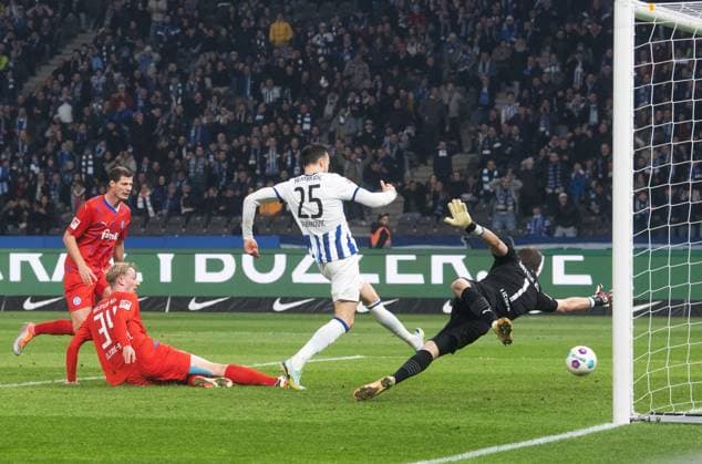 Fussball, Herren, Saison 2023 2024, 2. Bundesliga (24. Spieltag), Hertha BSC - Holstein Kiel, Haris Tabakovic (Hertha BSC) erzielt das Tor zum 2:0 gegen Patrick Erras (Holstein Kiel), Colin Kleine-Bekel (Holstein Kiel) und Torhüter Timon Weiner (Holstein Kiel), 01.03. 2024, Copyright: xSebastianxRäppold MatthiasxKochx