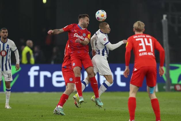 01 03 2024, xtgx, Soccer 2 Bundesliga, Hertha BSC Berlin Holstein Kiel emspor, v l Marco Komenda Kiel, 3 , Palko Dardai Hertha, 27 duel, duel, fight, tackle DFL DFB REGULATIONS PROHIBIT ANY USE OF PHOTOGRAPHS as IMAGE SEQUENCES and or QUASI VIDEO Berlin