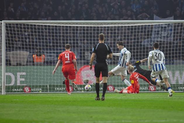 Soccer 2 Bundesliga, Hertha BSC Holstein Kiel 01 03 2024, xdanx, Soccer 2 Bundesliga, Hertha BSC Holstein Kiel, v l Patrick Erras Holstein Kiel 4 ,Timon Weiner Holstein Kiel 1 , Haris Tabakovic Hertha BSC 25 ,Jubel nach dem 2 0 DFL DFB REGULATIONS PROHIBIT ANY USE OF PHOTOGRAPHS as IMAGE SEQUENCES and or QUASI VIDEO Foto Daniel Lakomski Mix1 Berlin Olympiastadion Berlin Berlin Berlin Deutschland DE Copyright: xDanielxLakomskix