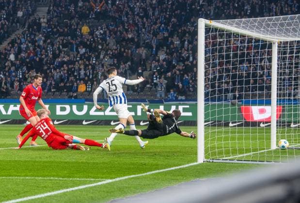 Soccer, Men, Season 2023 2024, 2 Bundesliga 24 Matchday , Hertha BSC Holstein Kiel, Haris Tabakovic Hertha BSC scores the goal for 2 0 against Patrick Erras Holstein Kiel , Colin Kleine Bekel Holstein Kiel and goalkeeper Timon Weiner Holstein Kiel , 01 03 2024, Copyright: xSebastianxRäppold MatthiasxKochx
