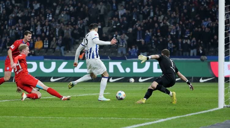 Haris Tabakovic scores the goal for 2 0 against goalkeeper Timon Weiner duel Match scene Action Sport Soccer Football DFL 2 Bundesliga Men 24 Matchday Season 2023 2024 01 03 2024 Hertha BSC Berlin vs Holstein Kiel DFL regulations prohibit any use of photographs as image sequences and or quasi video