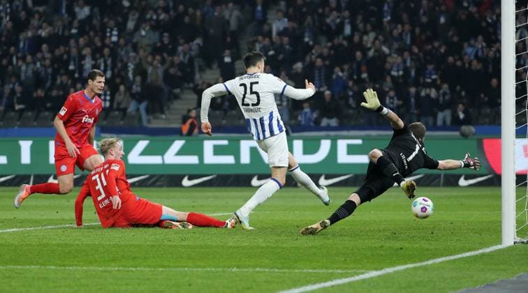 Haris Tabakovic scores the goal for 2 0 against goalkeeper Timon Weiner duel Match scene Action Sport Soccer Football DFL 2 Bundesliga Men 24 Matchday Season 2023 2024 01 03 2024 Hertha BSC Berlin vs Holstein Kiel DFL regulations prohibit any use of photographs as image sequences and or quasi video