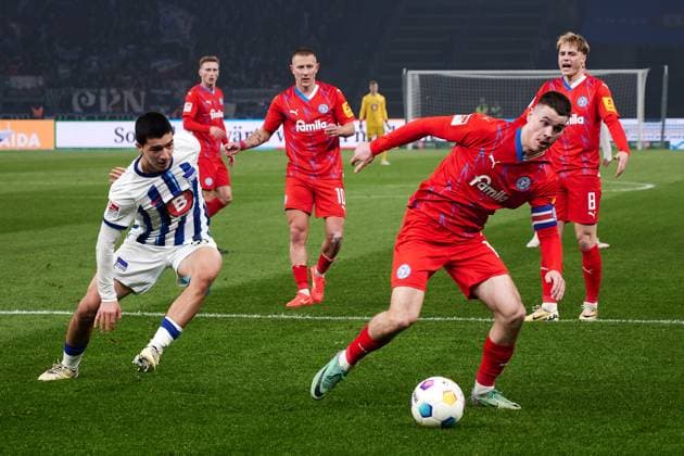 Ibrahim Maza Hertha BSC, 30 , Philipp Sander Holstein Kiel, 16 , GER, Hertha BSC vs Holstein Kiel, Soccer Men, 2 Bundesliga, Season 2023 2024, 24 Matchday, 01 03 2024 DFL REGULATIONS PROHIBIT ANY USE OF PHOTOGRAPHS AS IMAGE SEQUENCES AND OR QUASI VIDEO GER, Hertha BSC vs Holstein Kiel, Soccer Men, 2 Bundesliga, Season 2023 2024, 24 Matchday, 01 03 2024 Berlin Copyright: xEibner-Pressefotox xClaudiusxRaux EP_CRH