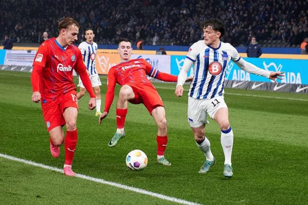 Timo Becker Holstein Kiel, 17 , Philipp Sander Holstein Kiel, 16 Center, Fabian Reese Hertha BSC, 11 , GER, Hertha BSC vs Holstein Kiel, Soccer Men, 2 Bundesliga, Season 2023 2024, 24 Matchday, 01 03 2024 DFL REGULATES PROHIBIT ANY USE OF PHOTOGRAPHS AS IMAGE SEQUENCES AND OR QUASI VIDEO GER, Hertha BSC vs Holstein Kiel, Mens football, Bundesliga 2, Season 2023 2024, 24 Matchday, 01 03 2024 Berlin Copyright: xEibner-Pressefotox xClaudiusxRaux EP_CRH