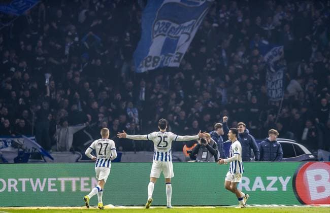Berlin, 01 03 2024, Soccer, 2 Bundesliga, Matchday 24, Hertha BSC Holstein Kiel, Olympiastadion Berlins Haris Tabakovic M cheers after his goal to 2 0 in front of the Hertha fans DFL regulations and DFB regulations prohibit any use of photographs as image sequences and or quasi video, Foto Andreas Gora Hertha BSC Holstein Kiel
