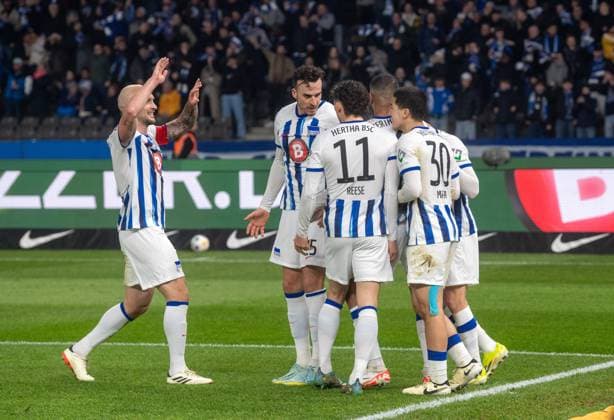Soccer, Men, Season 2023 2024, 2 Bundesliga 24 Matchday , Hertha BSC Holstein Kiel, f l Toni Leistner Hertha BSC , Haris Tabakovic Hertha BSC , Fabian Reese Hertha BSC , Aymen Barkok Hertha BSC , Ibrahim Maza Hertha BSC , Palko Dardai Hertha BSC , Celebration after goal to 2 0, 01 03 2024, Copyright: xSebastianxRäppold MatthiasxKochx
