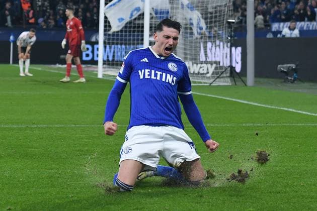 Sport Themen der Woche KW09 Sport Bilder des Tages Fußball 2. Bundesliga 24. Spieltag FC Schalke 04 - FC St. Pauli am 01.03.2024 in der Veltins Arena in Gelsenkirchen Torjubel zum 1:0 durch Yusuf Kabadayi ( Schalke ) DFL regulations prohibit any use of photographs as image sequences and or quasi-video. *** Soccer 2 Bundesliga 24 Matchday FC Schalke 04 FC St Pauli on 01 03 2024 at the Veltins Arena in Gelsenkirchen Goal celebration to 1 0 by Yusuf Kabadayi Schalke DFL regulations prohibit any use of photographs as image sequences and or quasi video xRx