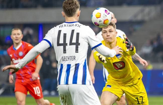 Berlin, 01 03 2024, Soccer, 2 Bundesliga, 24 Matchday, Hertha BSC Holstein Kiel, Olympiastadion Berlins Goalkeeper Tjark Ernst catches a ball DFL regulations and DFB regulations prohibit any use of photographs as image sequences and or quasi video, Foto Andreas Gora Hertha BSC Holstein Kiel