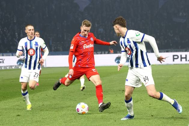 DEU, DFL, 2 FBL, Hertha BSC vs Holstein Kiel, 01 03 2024, Berliner Olympiastadion, Berlin, DEU, DFL, 2 FBL, Hertha BSC vs Holstein Kiel, in the picture Palko Dardai Hertha BSC Berlin 27 , Linus Gechter Hertha BSC Berlin 44 , Joshua Mees Holstein Kiel 27 DFL regulations prohibit any use of Photographs as image sequences and or quasi video Foto Juergen Engler nordphoto GmbH nordphotoxGmbHx xEngler nph00076