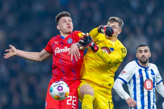 Nicolai Remberg Holstein Kiel, 22 tackles Tjark Ernst Hertha BSC Berlin, 12 in the penalty area, preventing him from catching the ball Football 2 Bundesliga, Season 2023 2024, Matchday 24, Hertha BSC Holstein Kiel on 01 03 2024 at the Olympiastadion in Berlin Important note According to the regulations of the DFL German Football League or the DFB German Football Association, it is prohibited to use or have used photographs taken in the stadium and or of the match in the form of sequential images and or video-like photo series Foto Kirchner Media TH Copyright: xKirchner-Media THx