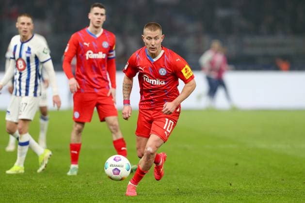 01 03 2024, xtgx, Soccer 2 Bundesliga, Hertha BSC Berlin Holstein Kiel emspor, v l Lewis Holtby Kiel, 10 am Ball, plays the ball DFL DFB REGULATIONS PROHIBIT ANY USE OF PHOTOGRAPHS as IMAGE SEQUENCES and or QUASI VIDEO Berlin