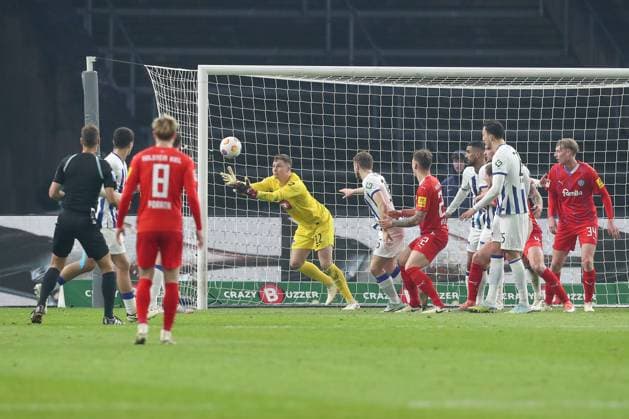 01 03 2024, xtgx, Soccer 2 Bundesliga, Hertha BSC Berlin Holstein Kiel emspor, v l Tjark Ernst Hertha, 12 Parade, haelt den Ball, faengt den Ball, pariert DFL DFB REGULATIONS PROHIBIT ANY USE OF PHOTOGRAPHS as IMAGE SEQUENCES and or QUASI VIDEO Berlin
