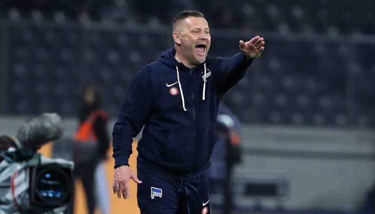 Coach Pal Dardai pointing, gesturing action upper body Sport Football Soccer DFL 2 Bundesliga Men 24 Matchday Season 2023 2024 01 03 2024 Hertha BSC Berlin vs Holstein Kiel DFL regulations prohibit any use of photographs as image sequences and or quasi video