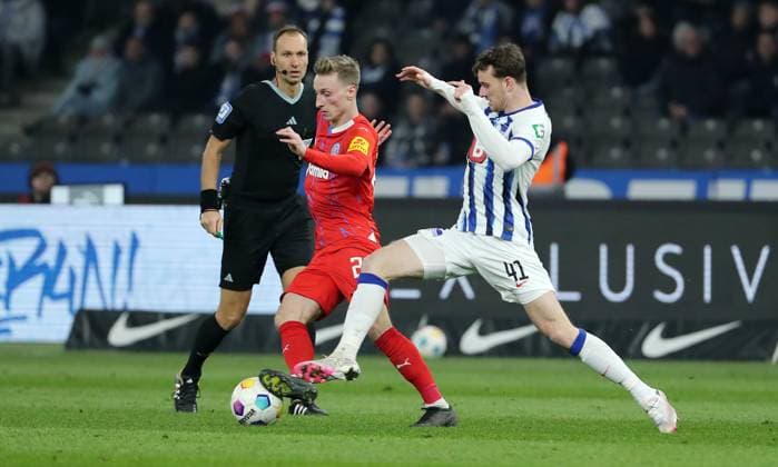 Joshua Mees, Pascal Klemens duel match scene action sport football soccer DFL 2 Bundesliga Men 24 Matchday Season 2023 2024 01 03 2024 Hertha BSC Berlin vs Holstein Kiel DFL regulations prohibit any use of photographs as image sequences and or quasi video