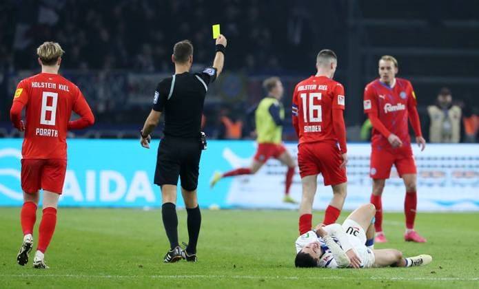 Referee Bastian Dankert yellow card for Philipp Sander Sport Football Soccer DFL 2 Bundesliga Men 24 Matchday Season 2023 2024 01 03 2024 Hertha BSC Berlin vs Holstein Kiel DFL regulations prohibit any use of photographs as image sequences and or quasi video