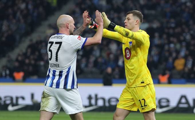 Toni Leistner high-fives with goalkeeper Tjark Ernst Action upper body Sport Football Soccer DFL 2 Bundesliga Men 24 Matchday Season 2023 2024 01 03 2024 Hertha BSC Berlin vs Holstein Kiel DFL regulations prohibit any use of photographs as image sequences and or quasi video