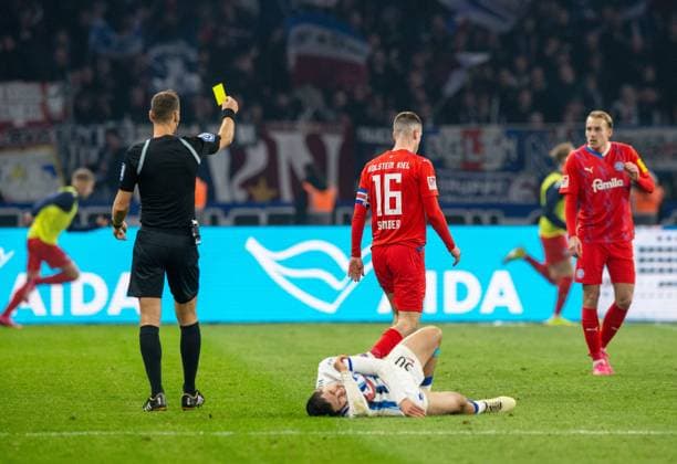 Soccer, Men, Season 2023 2024, 2 Bundesliga 24 Matchday , Hertha BSC Holstein Kiel, Referee Bastian Dankert shows Philipp Sander Holstein Kiel the yellow card, it is his fifth this season, 01 03 2024, Copyright: xSebastianxRäppold MatthiasxKochx