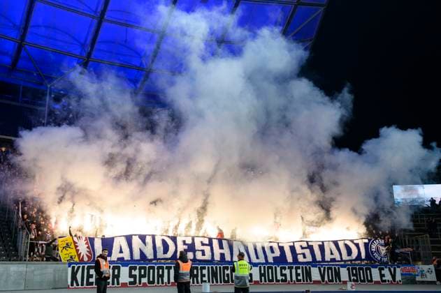 Pyro, Action in the Kiel fan block, Banner state capital, Hertha BSC Holstein Kiel, 2 Bundesliga, Football, DFB, Season 2023 2024, 24 Matchday, Olympia Stadium Berlin, DFB DFL REGULATIONS PROHIBIT ANY USE OF PHOTOGRAPHS AS IMAGE SEQUENCES AND OR QUASI VIDEO, 01 03 2024, Photo HMB Media Uwe Koch Copyright: HMBxMedia UwexKoch