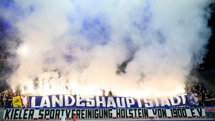 Pyro, Action in the Kiel fan block, Banner state capital, Hertha BSC Holstein Kiel, 2 Bundesliga, Football, DFB, Season 2023 2024, 24 Matchday, Olympia Stadium Berlin, DFB DFL REGULATIONS PROHIBIT ANY USE OF PHOTOGRAPHS AS IMAGE SEQUENCES AND OR QUASI VIDEO, 01 03 2024, Photo HMB Media Uwe Koch Copyright: HMBxMedia UwexKoch