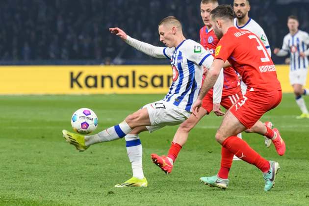 v l Palko Dardai Hertha BSC, 27 , Marco Komenda Holstein Kiel, 03 , duel, action, fight, Hertha BSC Holstein Kiel, 2 Bundesliga, football, DFB, season 2023 2024, 24 matchday, Olympia Stadium Berlin, DFB DFL REGULATIONS PROHIBIT ANY USE OF PHOTOGRAPHS AS IMAGE SEQUENCES AND OR QUASI VIDEO, 01 03 2024, photo HMB Media Uwe Koch Copyright: HMBxMedia UwexKoch