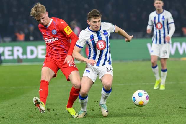 f l Niklas Niehoff Holstein Kiel, 29 , Jonjoe Kenny Hertha BSC, 16 , duel, action, fight, Hertha BSC Holstein Kiel, 2 Bundesliga, football, DFB, season 2023 2024, 24 matchday, Olympia Stadion Berlin, DFB DFL REGULATIONS PROHIBIT ANY USE OF PHOTOGRAPHS AS IMAGE SEQUENCES AND OR QUASI VIDEO, 01 03 2024, photo HMB Media Uwe Koch Copyright: HMBxMedia UwexKoch