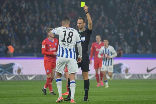v l Aymane Barkok Hertha BSC, 18 , Bastian Dankert Referee gives yellow, Hertha BSC Holstein Kiel, 2 Bundesliga, Football, DFB, Season 2023 2024, 24 Matchday, Olympia Stadion Berlin, DFB DFL REGULATIONS PROHIBIT ANY USE OF PHOTOGRAPHS AS IMAGE SEQUENCES AND OR QUASI VIDEO, 01 03 2024, Photo HMB Media Uwe Koch Copyright: HMBxMedia UwexKoch