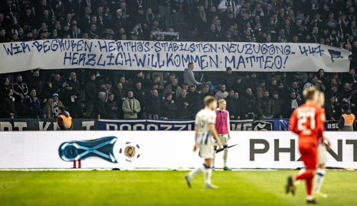 Berlin, 01 03 2024, Soccer, 2 Bundesliga, Matchday 24, Hertha BSC Holstein Kiel, Olympiastadion Fans of Hertha BSC hold banner with lettering Wir begruessen Herthas stabilsten Neuzugang Herzlich Willkommen, Matteo DFL regulations and DFB regulations prohibit any use of photographs as image sequences and or quasi video, Foto Andreas Gora Hertha BSC Holstein Kiel