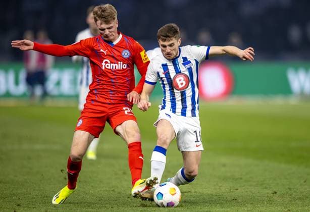 Berlin, 01 03 2024, Soccer, 2 Bundesliga, Matchday 24, Hertha BSC Holstein Kiel, Olympiastadion Berlins Jonjoe Kenny r fights against Kiels Niklas Niehoff for the ball DFL regulations and DFB regulations prohibit any use of photographs as image sequences and or quasi video, Foto Andreas Gora Hertha BSC Holstein Kiel