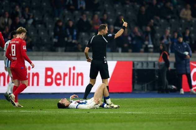 Foul on Ibrahim Maza Hertha BSC, 30 , yellow card GER, Hertha BSC vs Holstein Kiel, Soccer Men, 2 Bundesliga, Season 2023 2024, 24 Matchday, 01 03 2024 DFL REGULATIONS PROHIBIT ANY USE OF PHOTOGRAPHS AS IMAGE SEQUENCES AND OR QUASI VIDEO GER, Hertha BSC vs Holstein Kiel, Soccer Men, 2 Bundesliga, Season 2023 2024, 24 Matchday, 01 03 2024 Berlin Copyright: xEibner-Pressefotox xClaudiusxRaux EP_CRH