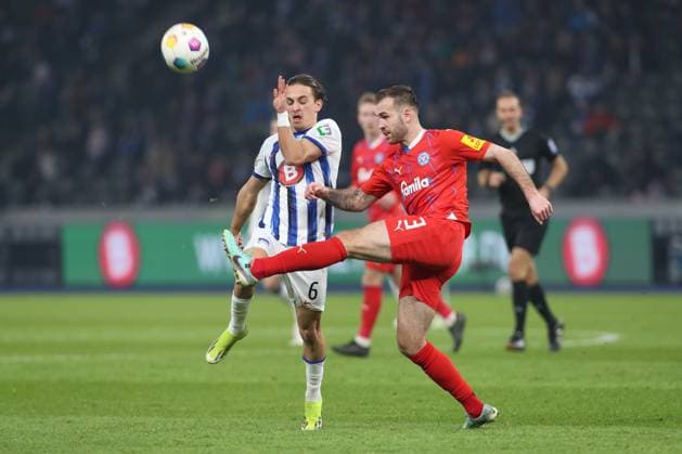 01 03 2024, xtgx, Soccer 2 Bundesliga, Hertha BSC Berlin Holstein Kiel emspor, v l Michael Karbownik Hertha, 6 , Marco Komenda Kiel, 3 duel, duel, fight, tackle DFL DFB REGULATIONS PROHIBIT ANY USE OF PHOTOGRAPHS as IMAGE SEQUENCES and or QUASI VIDEO Berlin