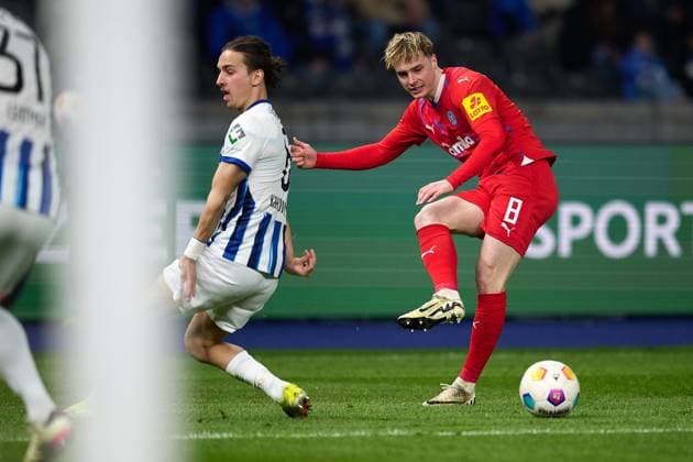 Finn Porath Holstein Kiel, 08 , Bilal Hussein Hertha BSC, 08 , GER, Hertha BSC vs Holstein Kiel, Soccer Men, 2 Bundesliga, Season 2023 2024, 24 Matchday, 01 03 2024 DFL REGULATIONS PROHIBIT ANY USE OF PHOTOGRAPHS AS IMAGE SEQUENCES AND OR QUASI VIDEO GER, Hertha BSC vs Holstein Kiel, Soccer Men, 2 Bundesliga, Season 2023 2024, 24 Matchday, 01 03 2024 Berlin Copyright: xEibner-Pressefotox xClaudiusxRaux EP_CRH