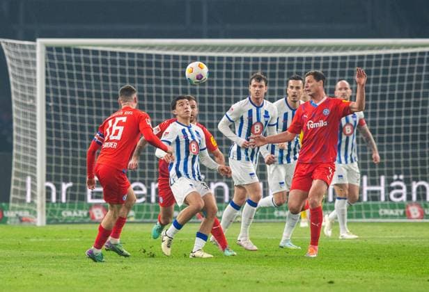 Soccer, Men, Season 2023 2024, 2 Bundesliga 24 Matchday , Hertha BSC Holstein Kiel, f l Philipp Sander Holstein Kiel , Ibrahim Maza Hertha BSC , Patrick Erras Holstein Kiel , 01 03 2024, Copyright: xSebastianxRäppold MatthiasxKochx