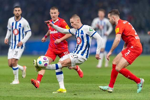 Pal Dardai Hertha BSC Berlin, 27 puts the ball aroundMarco Komenda Holstein Kiel, 03 around Football 2 Bundesliga, Season 2023 2024, 24 Matchday, Hertha BSC Holstein Kiel on 01 03 2024 at the Olympiastadion in Berlin Important notice According to the regulations of the DFL German Football League or the DFB German Football Association, it is prohibited, to utilize or have utilized photographs taken in the stadium and or of the match in the form of sequential images and or video-like photo series Foto Kirchner Media TH Copyright: xKirchner-Media THx