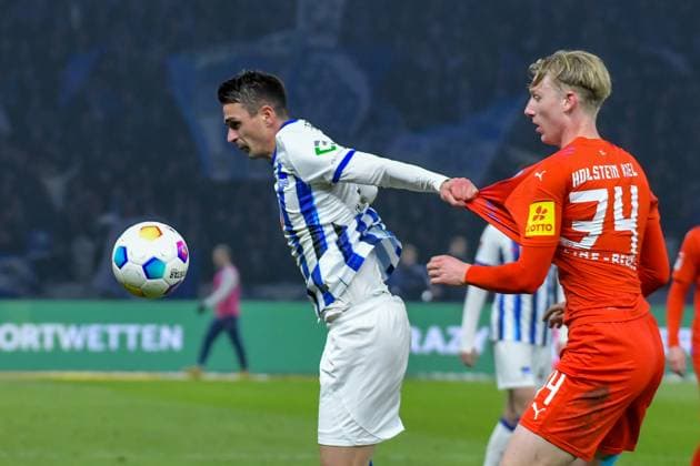 Soccer 2 Bundesliga, Hertha BSC Holstein Kiel 01 03 2024, xdanx, Soccer 2 Bundesliga, Hertha BSC Holstein Kiel, v l Smail Prevljak Hertha BSC 9 ,Colin Kleine Bekel Holstein Kiel 34 ,duel, fight, tackle DFL DFB REGULATIONS PROHIBIT ANY USE OF PHOTOGRAPHS as IMAGE SEQUENCES and or QUASI VIDEO Foto Daniel Lakomski Mix1 Berlin Olympiastadion Berlin Berlin Germany EN Copyright: xDanielxLakomskix