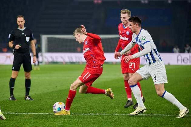 Alexander Bernhardsson Holstein Kiel, 11 , Smail Prevljak Hertha BSC, 09 , GER, Hertha BSC vs Holstein Kiel, Soccer Men, 2 Bundesliga, Season 2023 2024, 24 Matchday, 01 03 2024 DFL REGULATIONS PROHIBIT ANY USE OF PHOTOGRAPHS AS IMAGE SEQUENCES AND OR QUASI VIDEO GER, Hertha BSC vs Holstein Kiel, Soccer Men, 2 Bundesliga, Season 2023 2024, 24 Matchday, 01 03 2024 Berlin Copyright: xEibner-Pressefotox xClaudiusxRaux EP_CRH