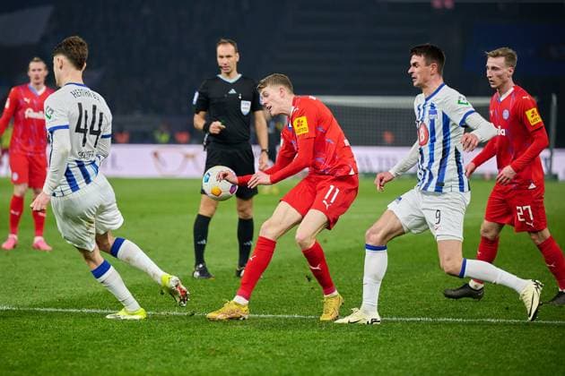 Alexander Bernhardsson Holstein Kiel, 11 , Smail Prevljak Hertha BSC, 09 , GER, Hertha BSC vs Holstein Kiel, Soccer Men, 2 Bundesliga, Season 2023 2024, 24 Matchday, 01 03 2024 DFL REGULATIONS PROHIBIT ANY USE OF PHOTOGRAPHS AS IMAGE SEQUENCES AND OR QUASI VIDEO GER, Hertha BSC vs Holstein Kiel, Soccer Men, 2 Bundesliga, Season 2023 2024, 24 Matchday, 01 03 2024 Berlin Copyright: xEibner-Pressefotox xClaudiusxRaux EP_CRH