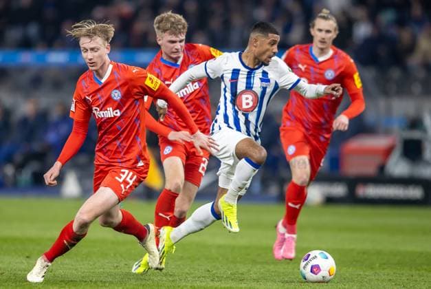 Berlin, 01 03 2024, Soccer, 2 Bundesliga, Matchday 24, Hertha BSC Holstein Kiel, Olympiastadion Colin Kleine Bekel of Holstein Kiel l fights Berlins Jeremy Dudziak for the ball DFL regulations and DFB regulations prohibit any use of photographs as image sequences and or quasi video, Foto Andreas Gora Hertha BSC Holstein Kiel