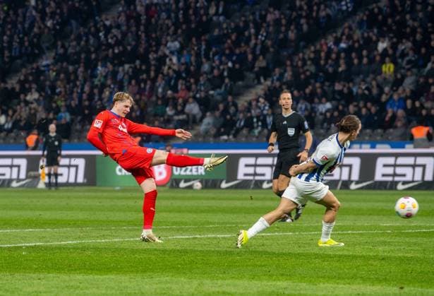 Soccer, Men, Season 2023 2024, 2 Bundesliga 24 Matchday , Hertha BSC Holstein Kiel, v l Finn Porath Holstein Kiel scores the goal for 2 1 against Michal Karbownik Hertha BSC , 01 03 2024, Copyright: xSebastianxRäppold MatthiasxKochx