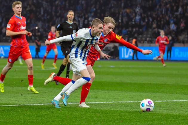 Soccer 2 Bundesliga, Hertha BSC Holstein Kiel 01 03 2024, xdanx, Soccer 2 Bundesliga, Hertha BSC Holstein Kiel, v l Marten Winkler Hertha BSC 22 ,Colin Kleine Bekel Holstein Kiel 34 ,Zweikampf, Duell, Kampf, tackle DFL DFB REGULATIONS PROHIBIT ANY USE OF PHOTOGRAPHS as IMAGE SEQUENCES and or QUASI VIDEO Foto Daniel Lakomski Mix1 Berlin Olympiastadion Berlin Berlin Germany EN Copyright: xDanielxLakomskix